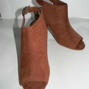Chinese Laundry Suede Brown Bootie Heel Size 7.5